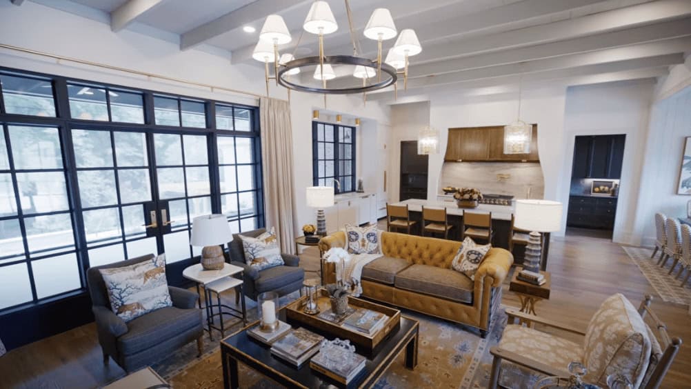 Bright And Spacious Living Room Featuring Comfortable Sofas, Armchairs, And A Large Window With Natural Light, Perfect For Relaxing And Entertaining.