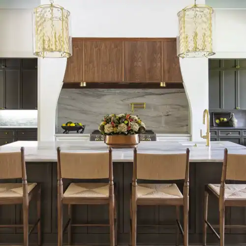 Contemporary Kitchen Featuring A Central Island With Seating, Pendant Lights, And Sleek Cabinetry, Perfect For Family Gatherings And Entertaining Guests.